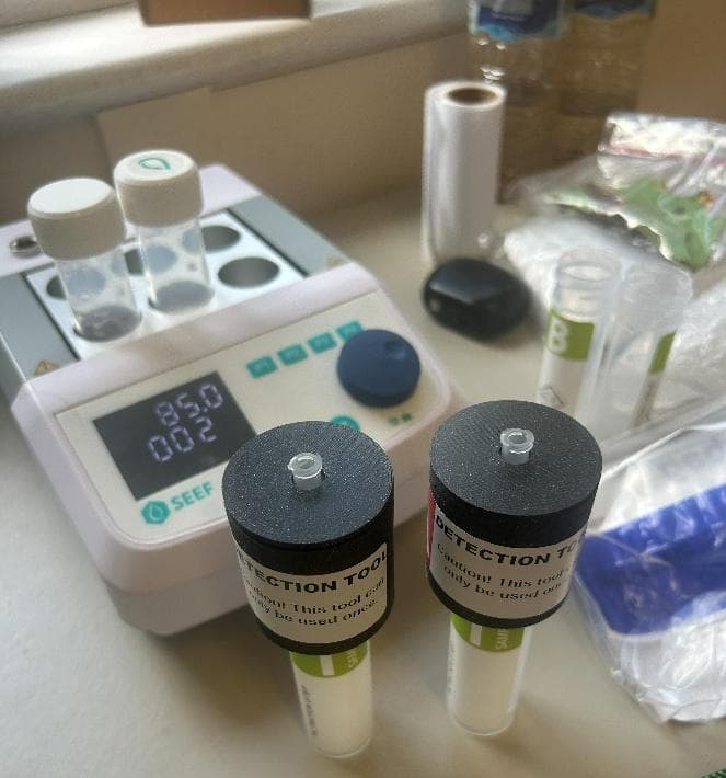 Mobile laboratory heating block and Cr(VI) detection tubes